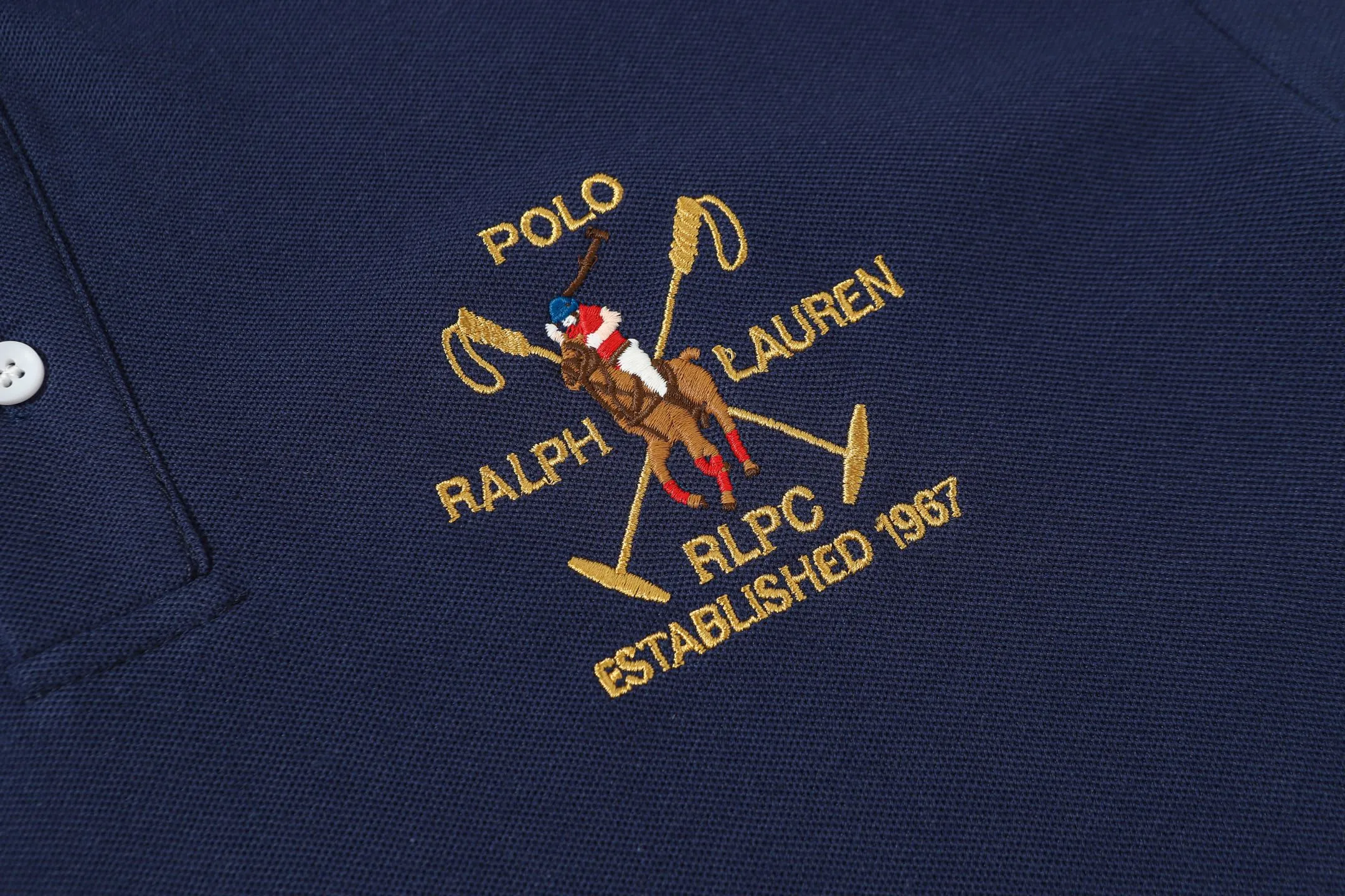 P158 Style number: A015 [Ralph Lauren classic letter Logo embroidered Polo shirt] ✅250g fine cotton pique fabric, custom-woven and dyed threads ✅Original sticker Scan the QR code to enter the official website ✅Large version, loose and stylish, can wear up to 210 pounds Color: black, white, navy, blue, sky blue, dark gray, floral gray Size: S-XL
